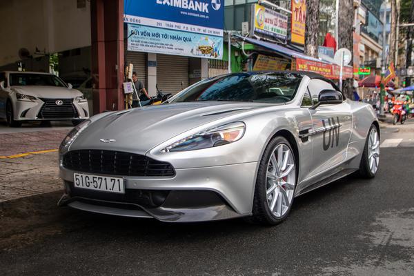 Cận cảnh Aston Martin Vanquish mui trần với ngoại thất xám sang trọng tại TP.HCM