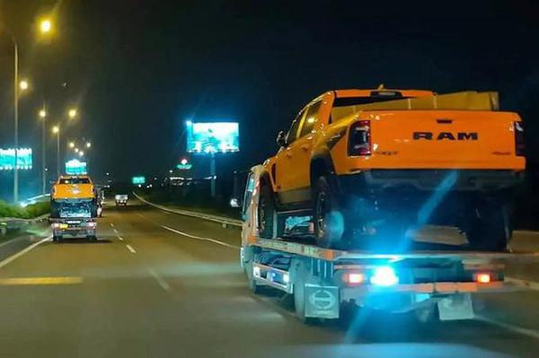 Bán tải RAM 1500 TRX tiếp tục cập bến tại Việt Nam với màu cam ngoại thất nổi bật