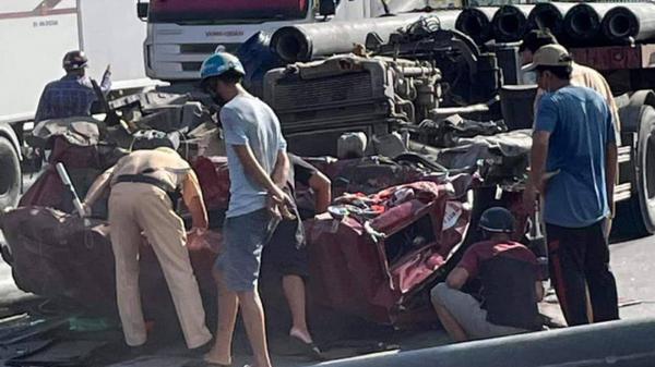 Thanh niên điều khiển xe máy vượt đèn đỏ, xảy ra va chạm với xe đầu kéo tại Bình Chánh