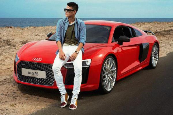Đông Nhi và Ông Cao Thắng bên cạnh siêu xe Audi R8 V10 Plus hàng chục tỷ đồng