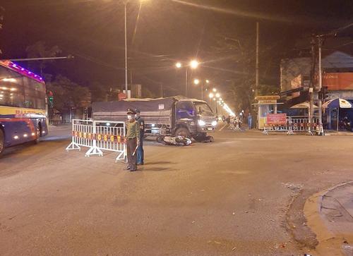 Người điều khiển xe máy tử vong tại chỗ sau cú va chạm với ô tô tải vào lúc rạng sáng