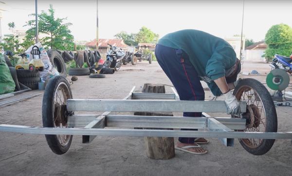 Xe sang Rolls-Royce làm từ bìa carton của nhóm bạn tại Việt Nam lên báo nước ngoài