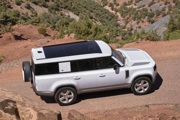 Land Rover Defender 130 công bố giá bán từ 5,779 tỷ tại Việt Nam