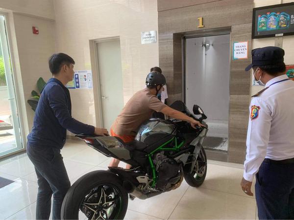 Mô tô Kawasaki Ninja H2 tiền tỷ được chủ xe mang lên chung cư tầng 19 "để ngắm"