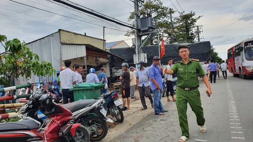 Chạy quá tốc độ, xe tải va chạm xe buýt rồi tông vào trụ sở khóm cùng 3 ki ốt
