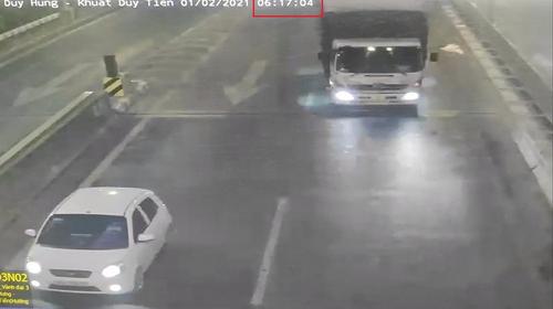Ô tô đi lùi trên đường vành đai 3 trên cao bị xe tải tông trúng, va vào dải phân cách, toàn bộ xe vỡ nát