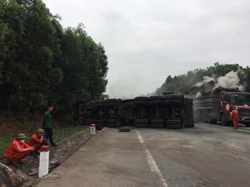 Ô tô tải chở đá lật ngang, tài xế xe bán tải đi cấp cứu sau va chạm giữa 2 phương tiện