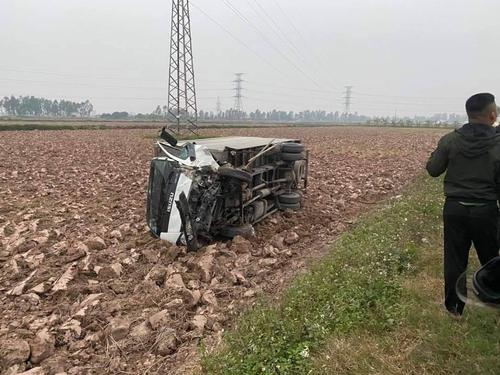 Cú va chạm kinh hoàng giữa xe tải và ô tô khiến cả 2 phương tiện lao xuống ruộng, 1 người tử vong tại chỗ