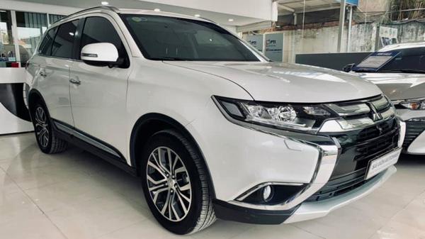 Nên mua Mitsubishi Outlander Premium 2.0 hay 2.4?