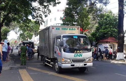 Va chạm với xe điện báo, người phụ nữ đi xe đạp bị bánh xe cán trúng tử vong tại chỗ