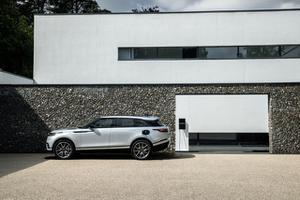 Phiên bản 2021 của Range Rover Velar vừa được thương hiệu chủ quản công bố với hàng loạt công nghệ và tùy chọn động cơ mới