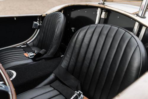Ngắm siêu phẩm SHELBY COBRA 1965 với thân vỏ hoàn toàn bằng đồng