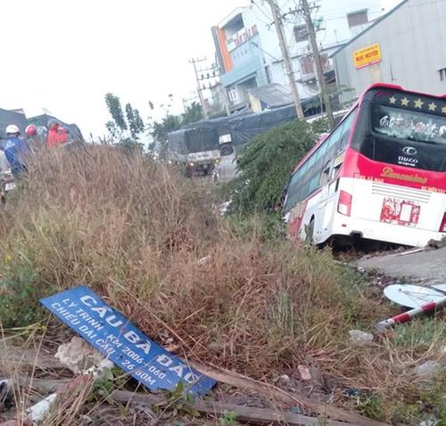 Xe khách chở khách về quê ăn Tết mất lái, đâm vào dải phân cách rồi lao xuống bờ sông