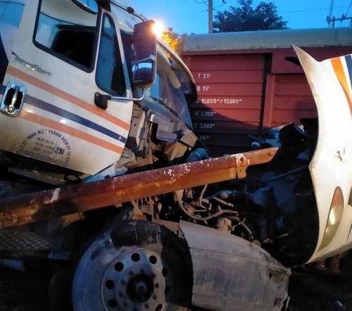 Va chạm tàu hỏa, tài xế container đi cấp cứu, phương tiện hư hỏng nặng