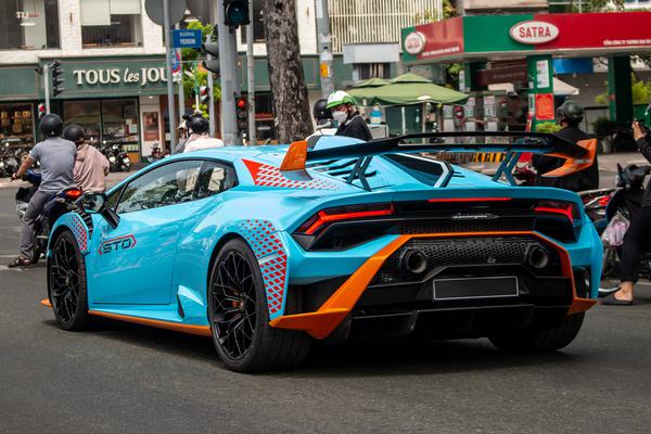 Ngắm Lamborghini Huracan STO đầu tiên tại Việt Nam lăn bánh trên phố