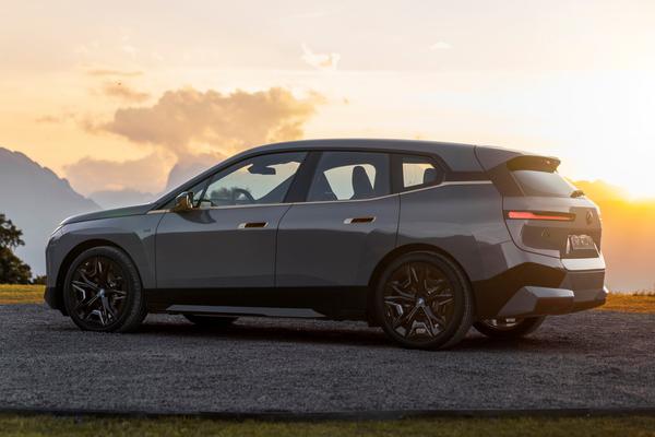 SUV chạy điện BMW iX M60 mạnh 610 mã lực ra mắt