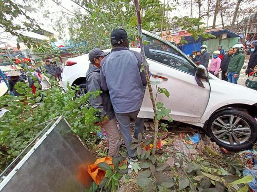 Ô tô mất kiểm soát tông vào khu chợ cóc khiến 10 người bị thương