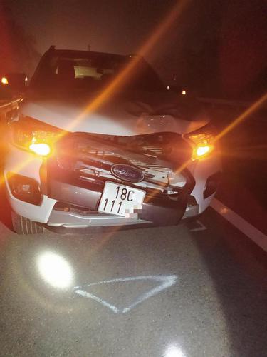 Người phụ nữ chạy băng qua đường trên cao tốc bị xe bán tải tông trúng, tử vong tại chỗ