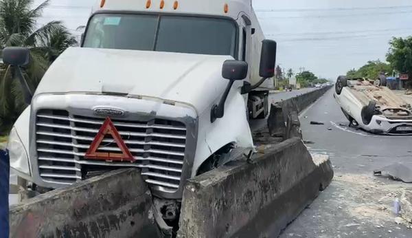 Xe container đầu kéo va chạm ô tô con trên QL1 khiến 1 người nhập viện cấp cứu