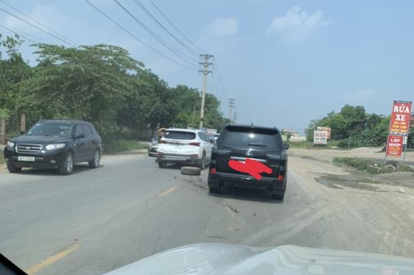 Hyundai Santa Fe bị Lexus LX570 tông đuôi sau cú va chạm với con trâu trên đại lộ Thăng Long, Hà Nội