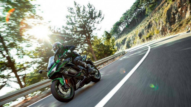 Chiêm ngưỡng Kawasaki Ninja 1000SX 2022 với loạt công nghệ hiện đại