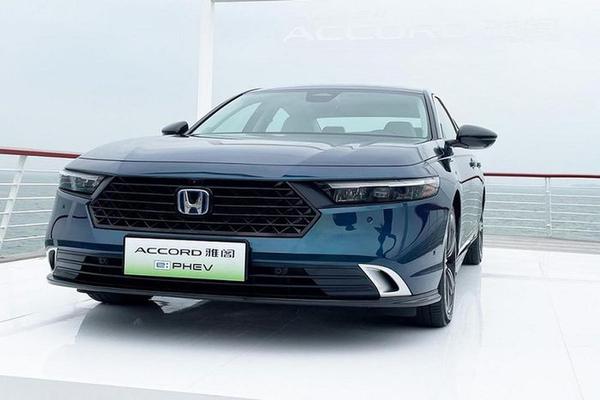 Honda Accord 2023 phiên bản tiêu thụ dưới 5 lít xăng/100 km chính thức được chốt giá từ 595 triệu đồng Việt Nam