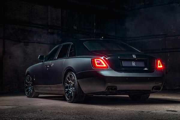 Rolls-Royce Ghost Black Badge 2022 ra mắt với 45 kg nước sơn màu đen bao phủ