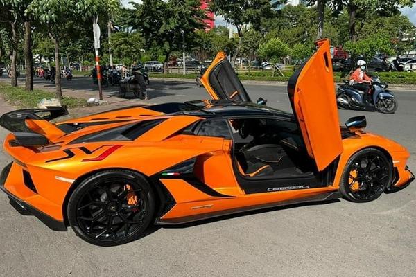 Ngắm siêu phẩm Lamborghini Aventador SVJ Roadster dù giảm tới 6 tỷ vẫn ế khách