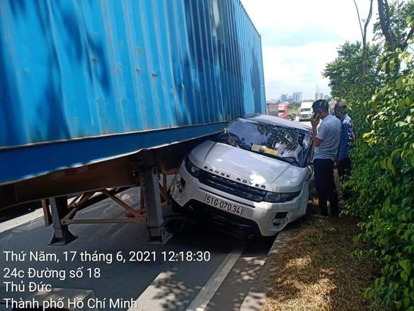 Ô tô Range Rover Evoque va chạm xe container, bị ép vào dải phân cách, hư hỏng nặng nề