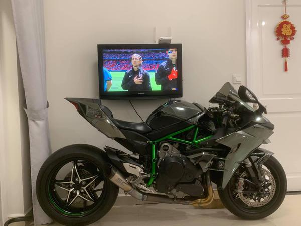 Mô tô Kawasaki Ninja H2 tiền tỷ được chủ xe mang lên chung cư tầng 19 "để ngắm"