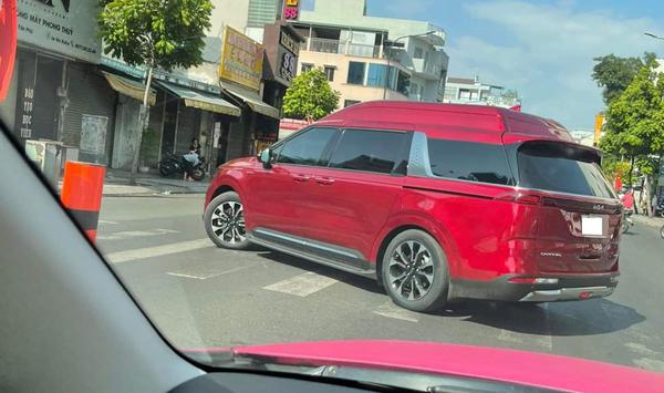 Đại lý nhận cọc Kia Carnival Royal từ 300 triệu đồng, phối màu như Maybach