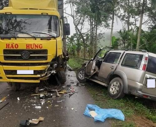 Tài xế xe tải lấn làn đường, tông vào xe 7 chỗ chạy chiều ngược lại khiến 2 người bị thương đi cấp cứu