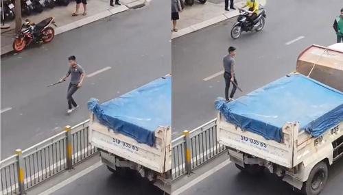 Thanh niên vác kiếm truy lùng tài xế xe tải sau va chạm trên đường Lũy Bán Bích