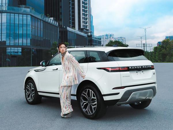 Ngắm Châu Bùi bên Range Rover Evoque