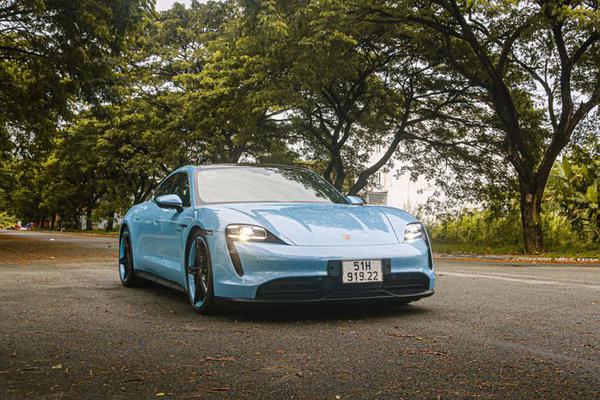 Chiếc xe điện Porsche Taycan thứ 2 lăn bánh tại TP.HCM