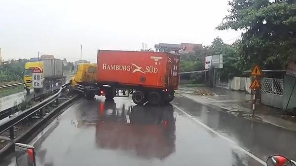Xe container đầu kéo trượt bánh trên Quốc lộ 5 rồi tông vào dải phân cách đường