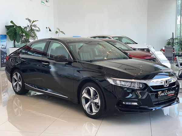 Đấu với Camry, Honda Accord giảm 250 triệu đồng tại các đại lý