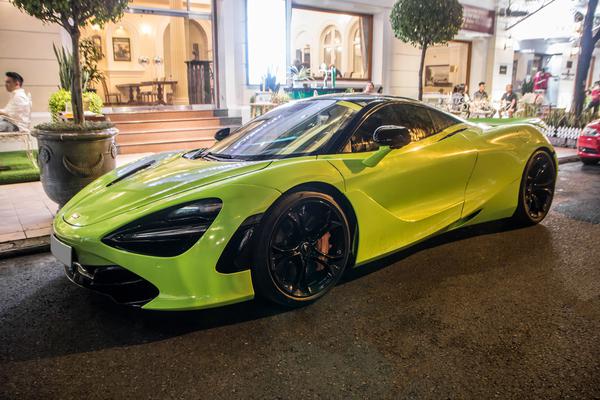 Cận cảnh chiếc McLaren 720S đầu tiên về Việt Nam với màu xanh bắt mắt
