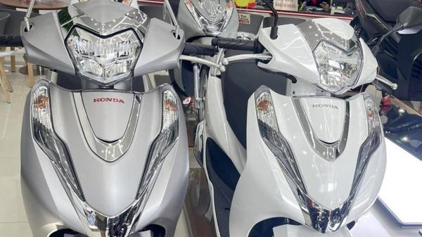 Honda Lead 125 phiên bản mới về đại lý, giá chênh nhẹ so với giá niêm yết