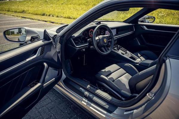 Porsche được đấu giá gần 5,8 tỉ sau 2 năm ra mắt