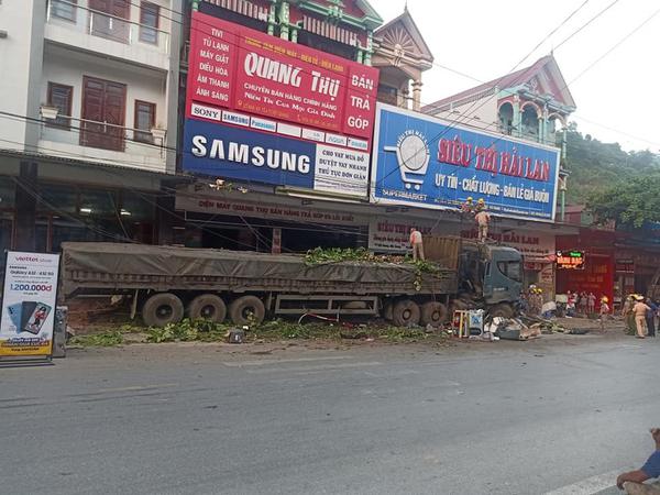 Xe đầu kéo tránh xe máy sang đường rồi lao lên vỉa hè tông vào nhà dân và 13 xe máy, thiệt hại lên đến 1 tỷ đồng