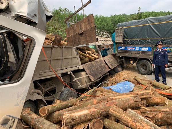 Ô tô tải chở gỗ keo đâm vào ta-luy dương khiến 7 người trên xe tử vong