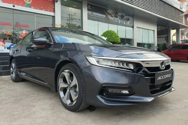 Honda Accord giảm 250 triệu đồng, giá mới rẻ hơn Camry