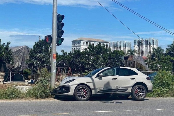 Hậu vệ Vũ Văn Thanh vừa gặp tai nạn "móp đầu"  khi lái siêu xe Porsche Macan S đắt tiền mua của Phan Công Khanh