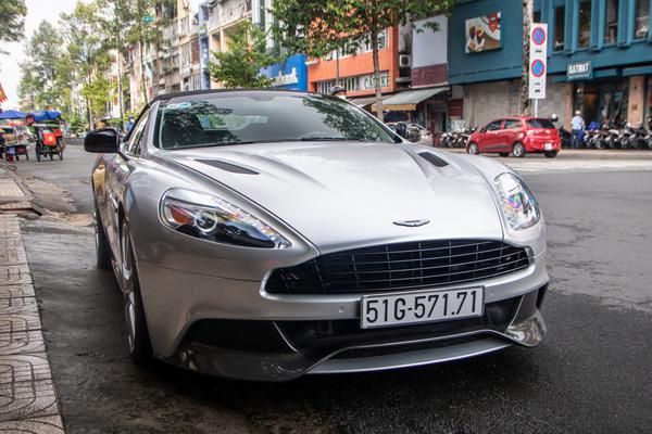 Cận cảnh Aston Martin Vanquish mui trần với ngoại thất xám sang trọng tại TP.HCM