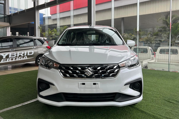 Suzuki Ertiga hybrid giảm giá bản cao cấp về ngang Xpander tiêu chuẩn