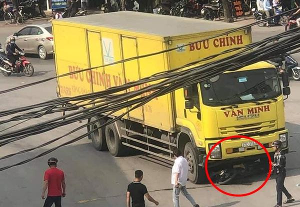 Người phụ nữ điều khiển xe máy bị cuốn vào gầm xe tải rồi kéo lê nhiều mét, tử vong tại chỗ