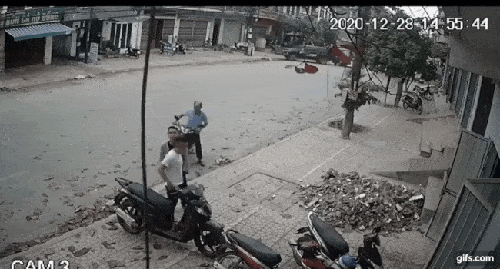 Ô tô tải chở gas va chạm ô tô đang lùi xe, khoảnh khắc người đi đường thoát chết trong gang tấc