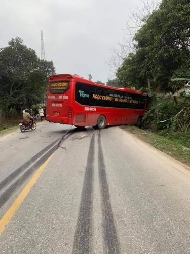 Ô tô khách vượt ẩu, đâm thẳng vào ô tô con trên quốc lộ 2