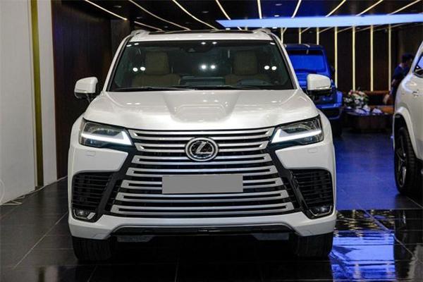 SUV cao cấp Lexus LX600 phiên bản 7 chỗ rao bán với giá hơn 11 tỷ đồng